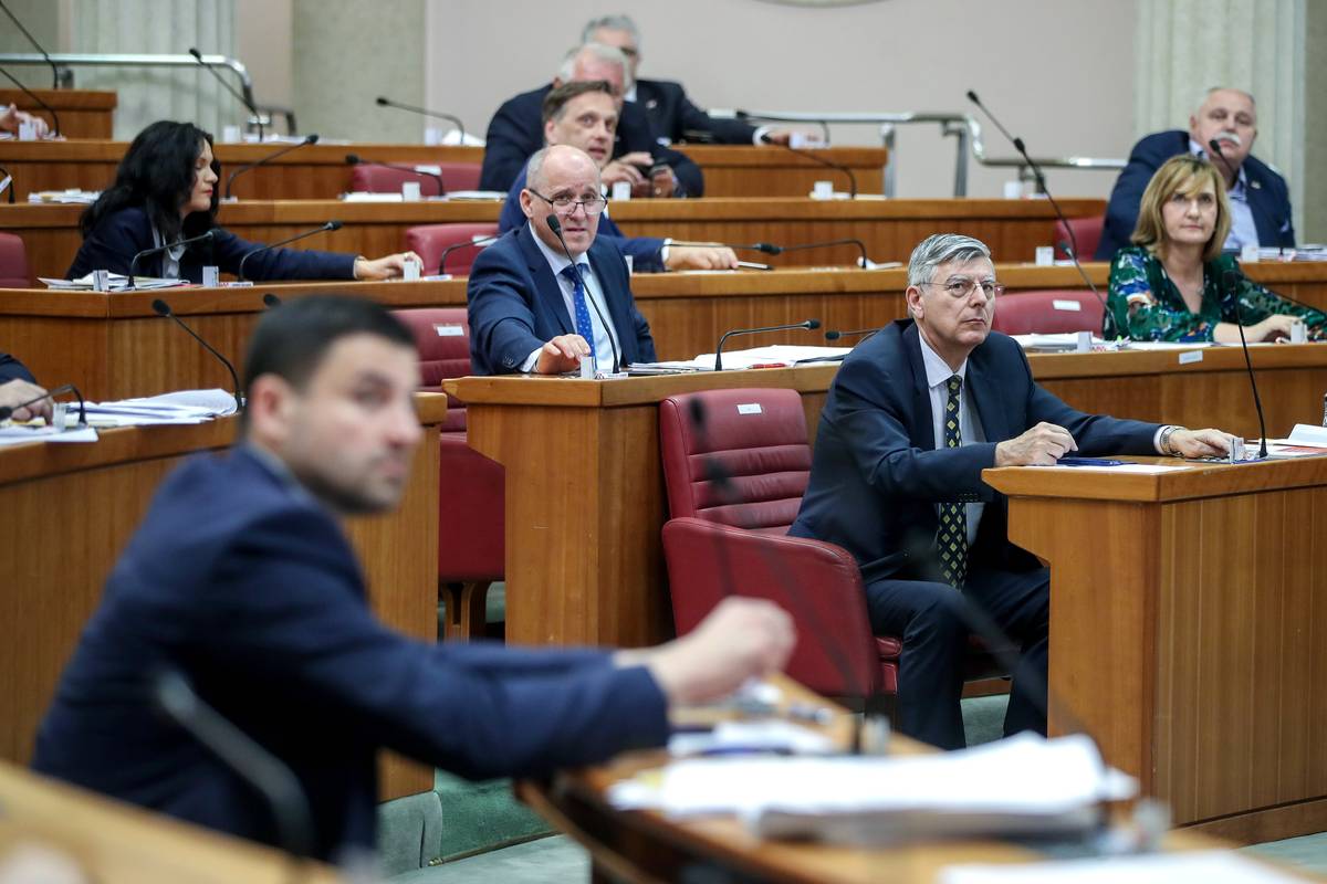 'Bolje rezati proračunski novac za stranke nego plaće ljudima'