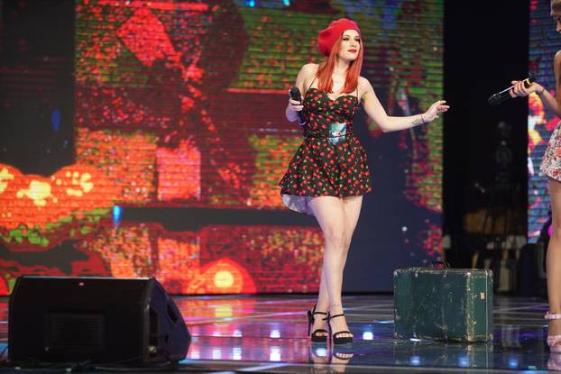 Beograd: Provokativan nastup u "Novogodišnjoj Elitoviziji" Ane Nikolić javnosti poznate i kao Mika Vasić 