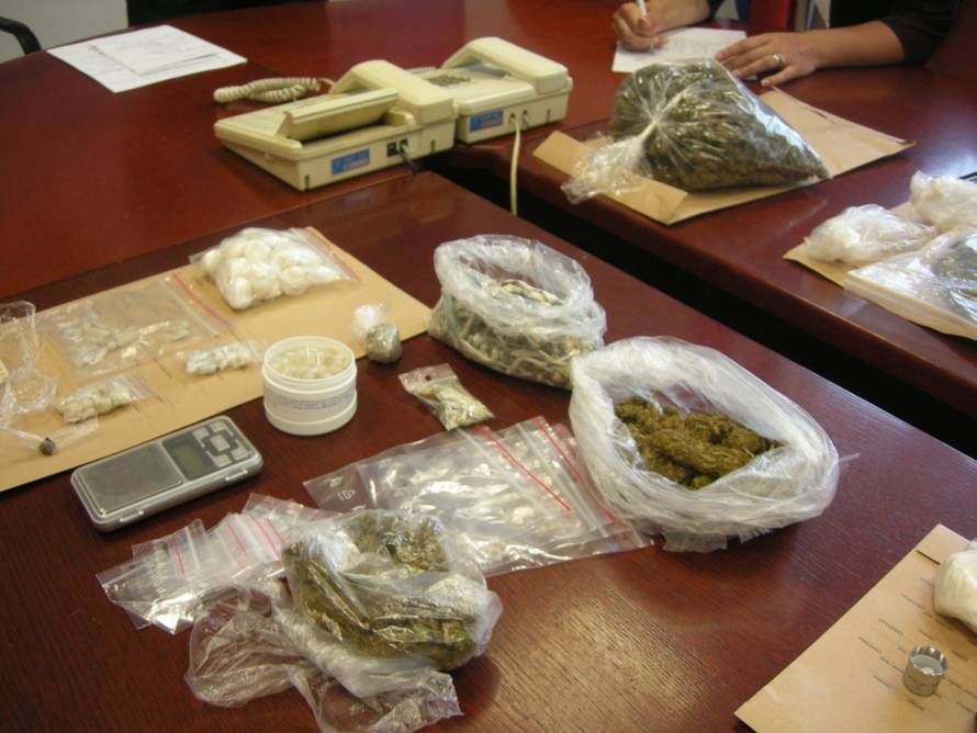 Osmorici mladića policija je oduzela 'travu' i prijavila ih