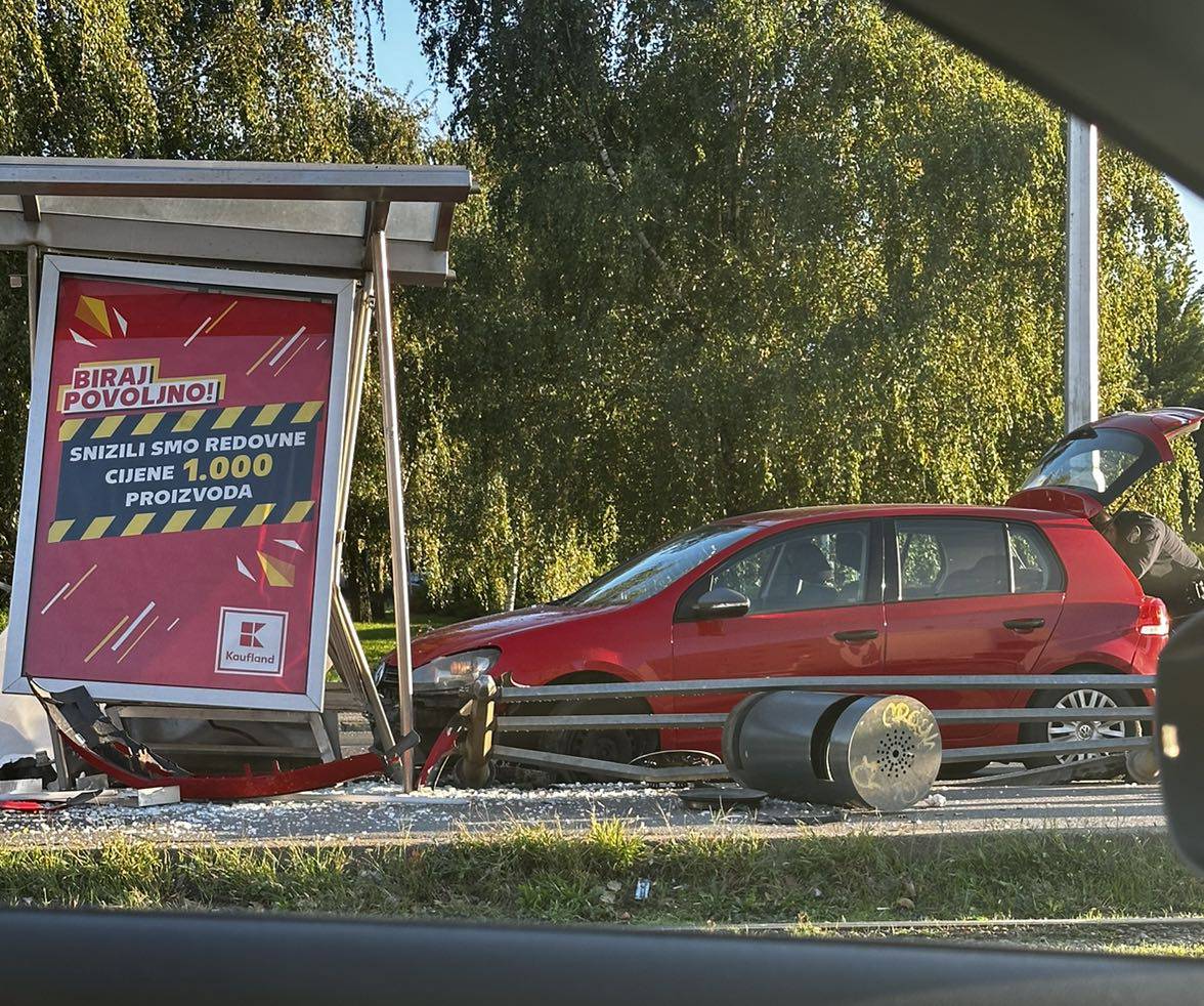 FOTO Krš i lom u Zagrebu: 'Pokosio' tramvajsku stanicu, srećom nitko nije ozlijeđen