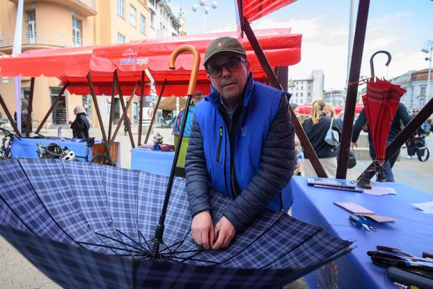 Zagreb: U okviru akcije "Majstori održivosti - sačuvaj, ne bacaj!" povodom Dana planeta Zemlje, obrtnici besplatno popravljali stvari