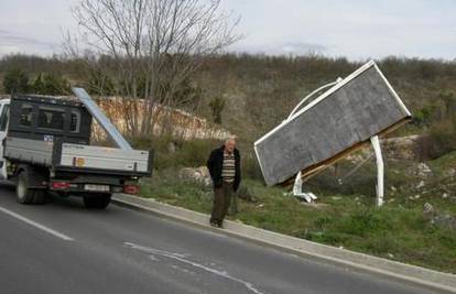 Vraćao se s momačke noći, sletio s ceste i poginuo