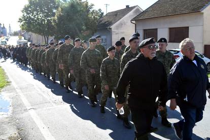 FOTO U Mimohodu pobjednika u Bjelovaru povorka s više stotina sudionika, evo tko je sve došao