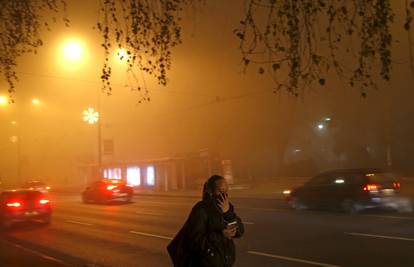 U Sarajevu zbog guste magle stanovnici nose maske za lice