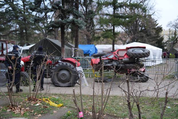Beograd: Oštećeni traktori parkirani oko Pionirskog parka
