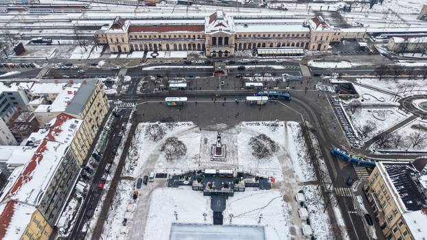 Pogled iz zraka na centar Zagreba prekriven snijegom
