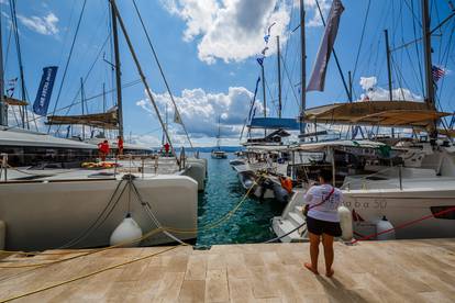 Zlatni rat bio je prepun turista na zadnji vikend u kolovozu