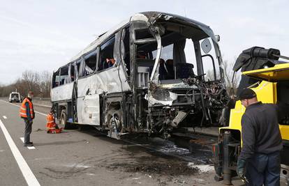 Autobus s učenicima sletio s nadvožnjaka, petero mrtvih
