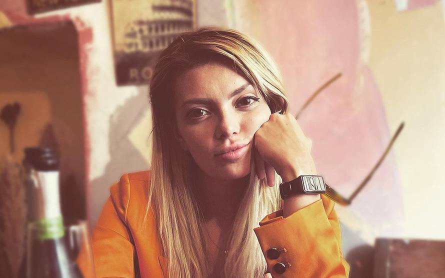 Charles Pearce objavio fotku Elle ispred natpisa 'rezervirano' i oduševio romantičnim opisom