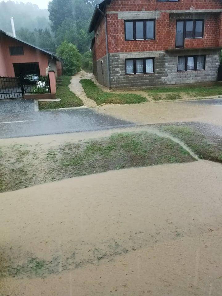 Bujice u Rešetarima poplavile kuće i ceste, načelnik: 'Kanali tu količinu nisu mogli podnijeti'