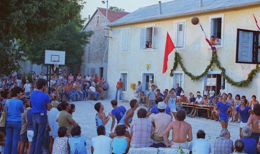 Pola stolje&cacute;a oto&ccaron;ke ko&scaron;arke pod zvijezdama: Kako je turnir na Istu postao vi&scaron;e od sporta
