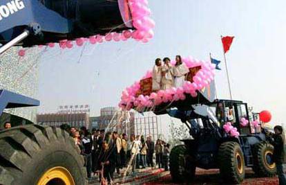 Mladenci su na vjenčanje došli stojeći na traktorima