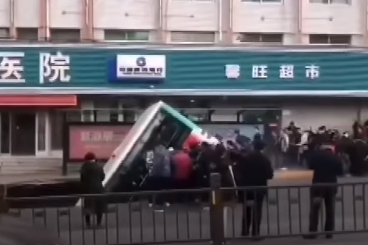 Otvorila se rupa u cesti u Kini: Bus propao, bar 6 ljudi mrtvo