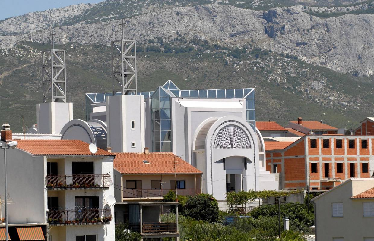 Zbog neposlušnog svećenika stižu isprike iz Nadbiskupije