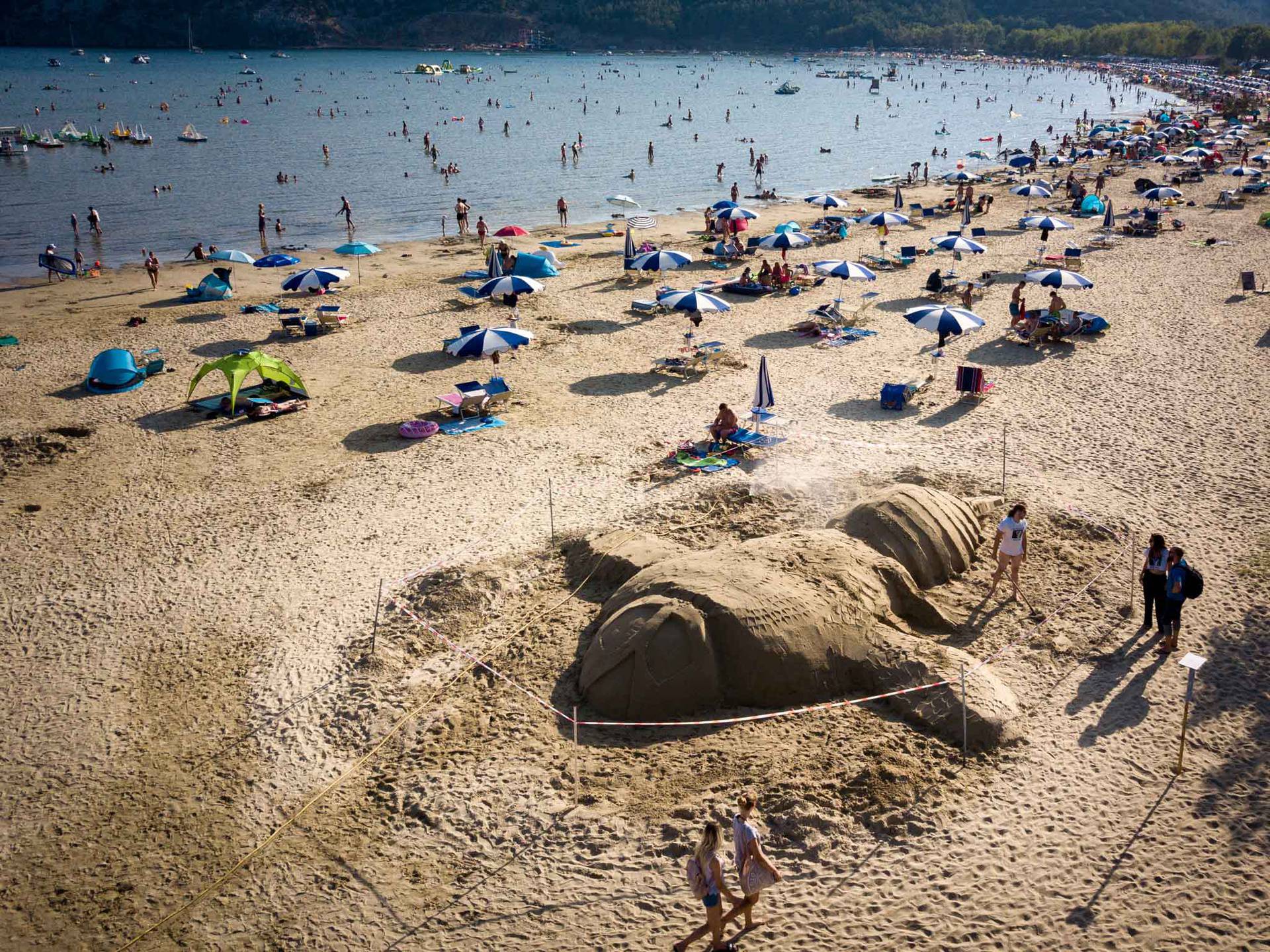 Mitska bića na Rajskoj plaži u Loparu oduševila posjetitelje