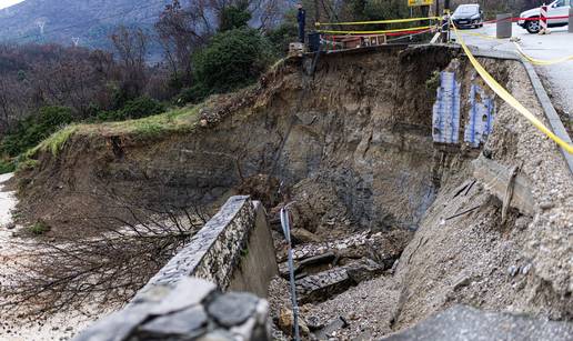 FOTO Obilna ki&scaron;a uzrokovala je klizi&scaron;ta u Mostaru, brojne ku&cacute;e poplavljene: Prijeti im jo&scaron; ki&scaron;e