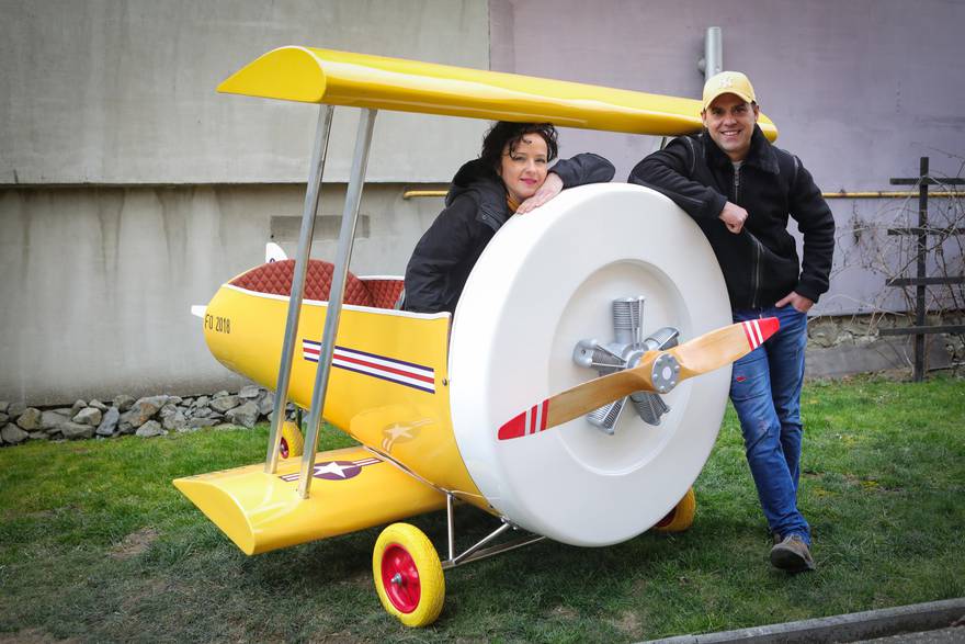 Osijek: Ksenija i Goran Popović izradili su dječji krevet u obliku aviona