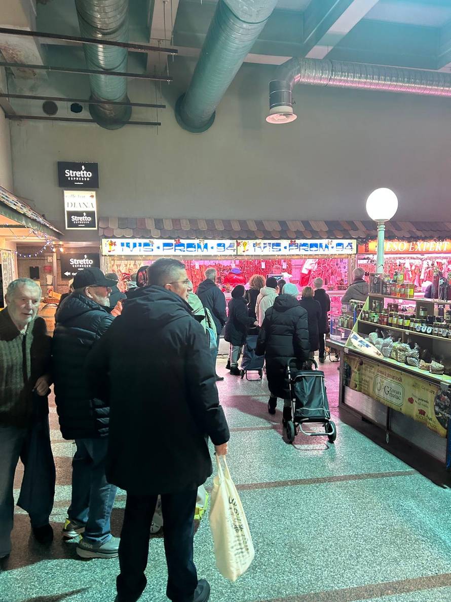 FOTO Gužva na tržnici Dolac: Najviše se kupuju odojci i zelje, a ovo su novogodišnje cijene...