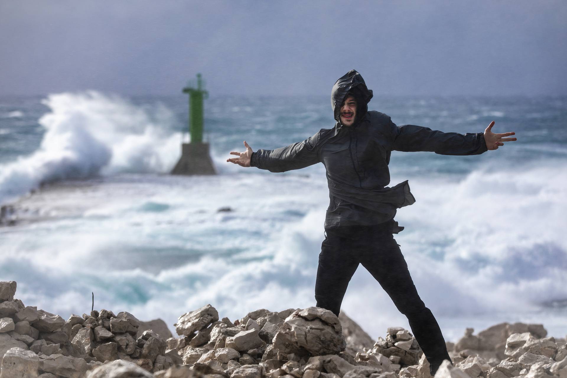 Razanj: Spektakularni valovi privukli ljude na Punta Planku