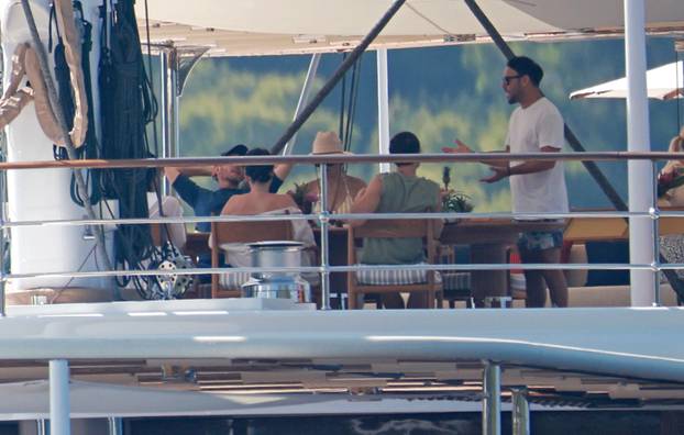 Lastovo: Poznati na jahti Jeffa Bezosa zabavljali se na palubi i u moru