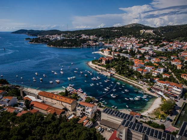 Fotografije iz zraka onečišćenja mora na Hvaru