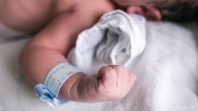 Misteriozni jezivi slučaj: Majci u stanu našli tijela četiri smrznute bebe. Odlučili da joj neće suditi!