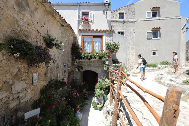 Lubenice, mjesto na Cresu s dva stanovnika