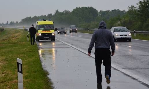 Sletjeli s autoceste  A3: Probili ogradu i prevrnuli se na krov