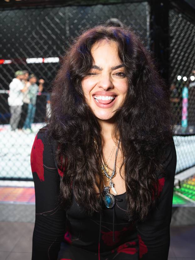 FOTO Atraktivna borkinja UFC-a i Playboyeva zečica snimile su kako se hrvaju. Fanovi u ekstazi