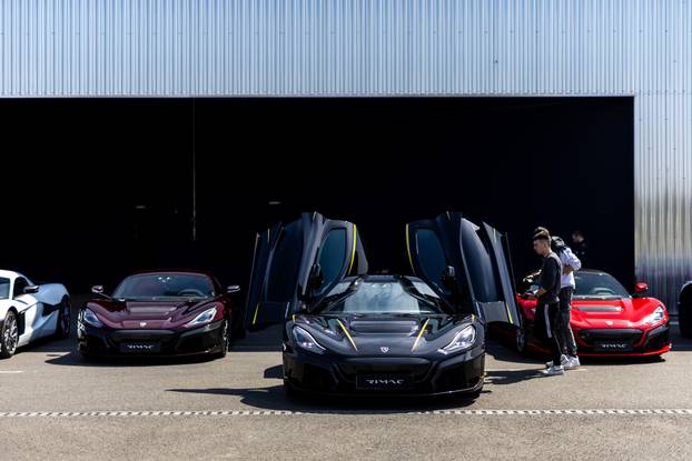 Rimac Nevere parkirane ispred Rimac kampusa u Kerestincu povodom Trilblazers Toura