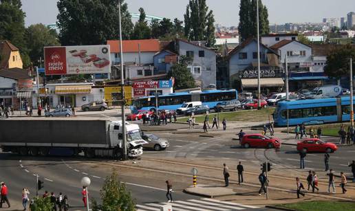 Kamion udario u stup pa zakrčio promet u Zagrebu