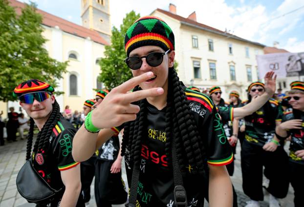 Maturanti u Varaždinu započeli svoj mimohod minutom šutnje za ubijenog Luku (19) iz Drniša
