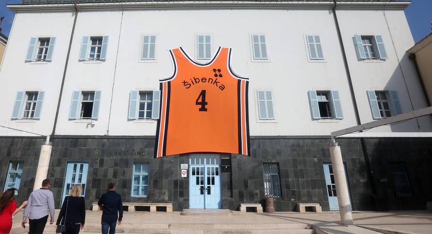 Povodom roÄendana DraÅ¾ena PetroviÄa na zgradu gradske uprave postaljen njegov veliki dres