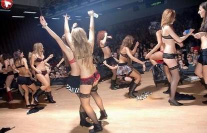 Šveđanke diplomirale pa počastile goste striptizom