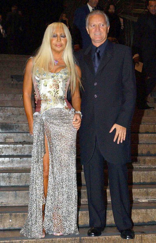 MILAN-24-09-2002 IN THE EVENING OF GALA IN HONOR OF REGINA RANIA OF JORDAN EVENT OF INAUGURATION EXHIBITION MARIO TESTINO PORTRAITS IN THE PHOTO SANTO AND DONATELLA VERSACE ON ARRIVAL AT THE EXHIBITION