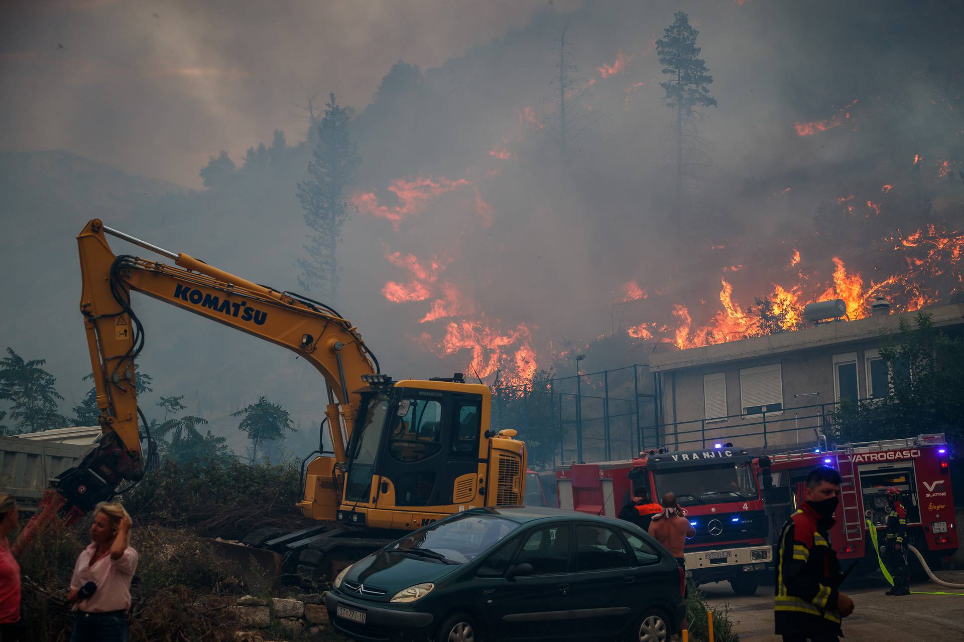 Žrnovnica: Vatra ušla u naselje