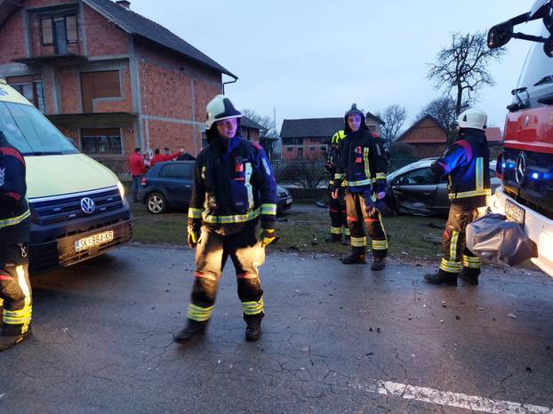 Strašne scene s mjesta sudara kod Siska: Dvoje je ozlijeđenih!