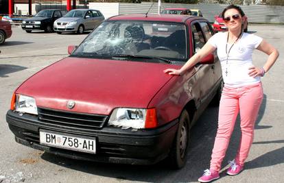 Ljubomorna i ljutita Marijana sjekirom je dečku razbila auto