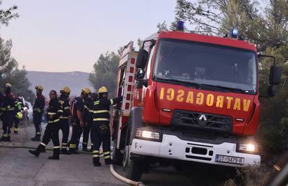 Požar na Čiovu i dalje aktivan: Cijelu noć će ga gasiti 145 vatrogasaca s 40 vozila