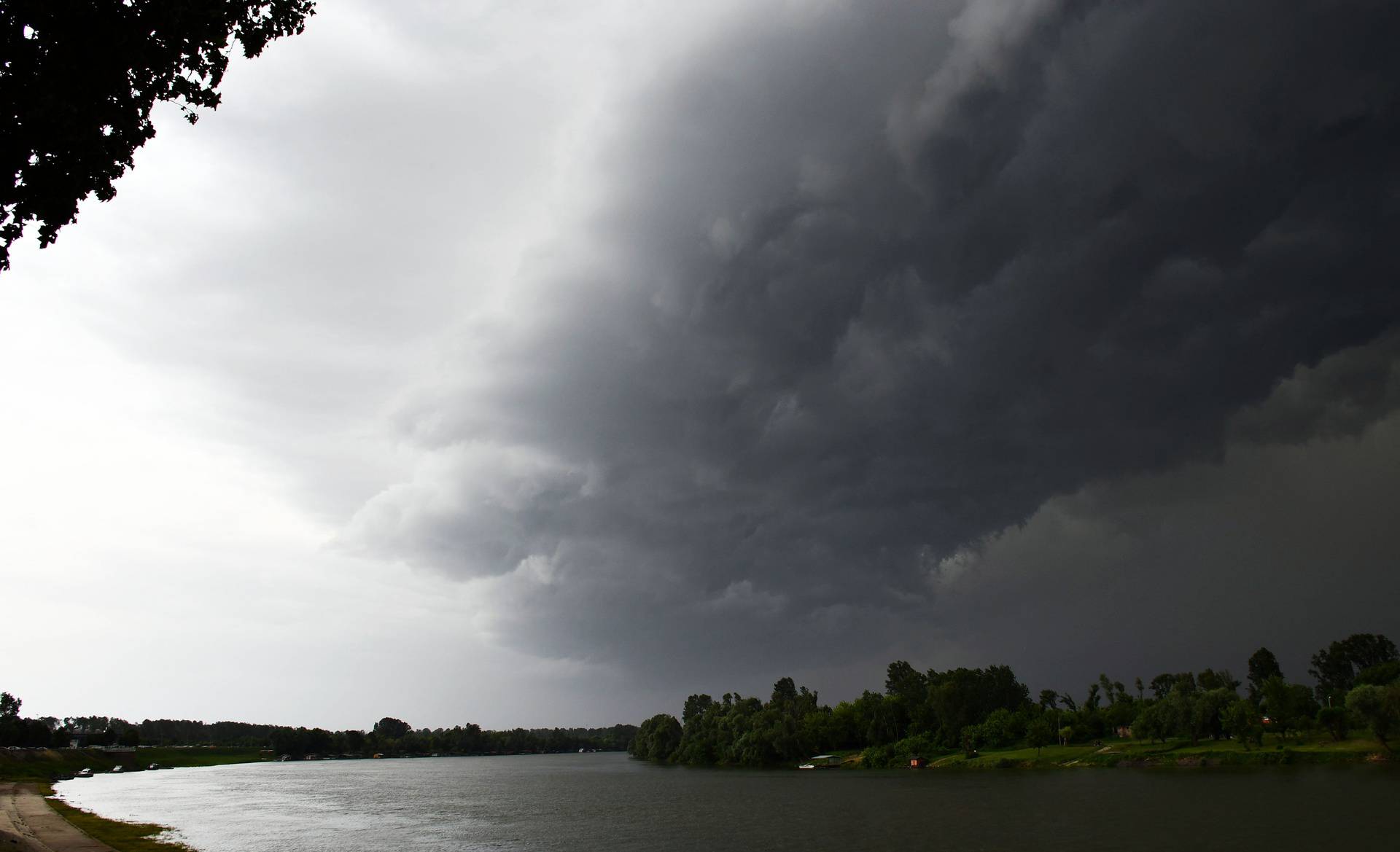 Slavonski Brod: Tamni olujni oblaci najavljuju naglu promjenu vremena