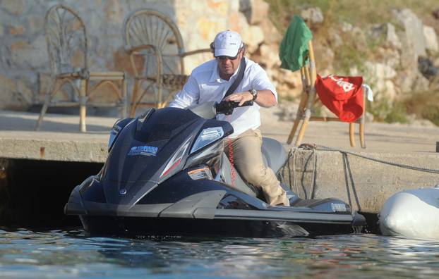 Hvar: Željko Kerum glisirao u dugim hla?ama i košulji po uvali Ždrilca 