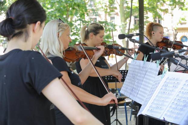 Zagreb: Gluhe violinistice svirale za građane u paviljonu na Zrinjevcu