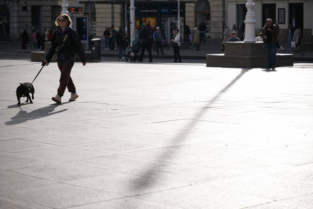 Zagreb: Iznimno toplo vrijeme izmamilo građane u šetnju gradom