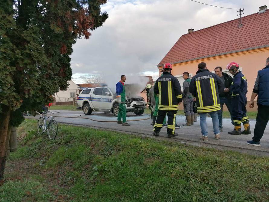 Policajci jurili po migrante pa im se usred vožnje zapalio auto