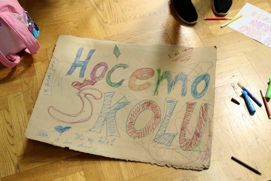 Zagreb: Djeca iz Donjeg Dragonošca pripremaju transparente za sutrašnji bojkot nastave