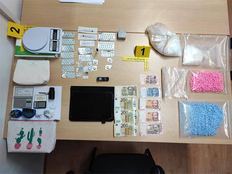 Knin: Kod muškarca (47) policija pronašla tisuću tableta ectasy i preko kilogram amfetamina...