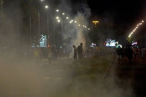 Policija i vojska suzavcima rastjerala okupljene prosvjednike u Novom Beogradu