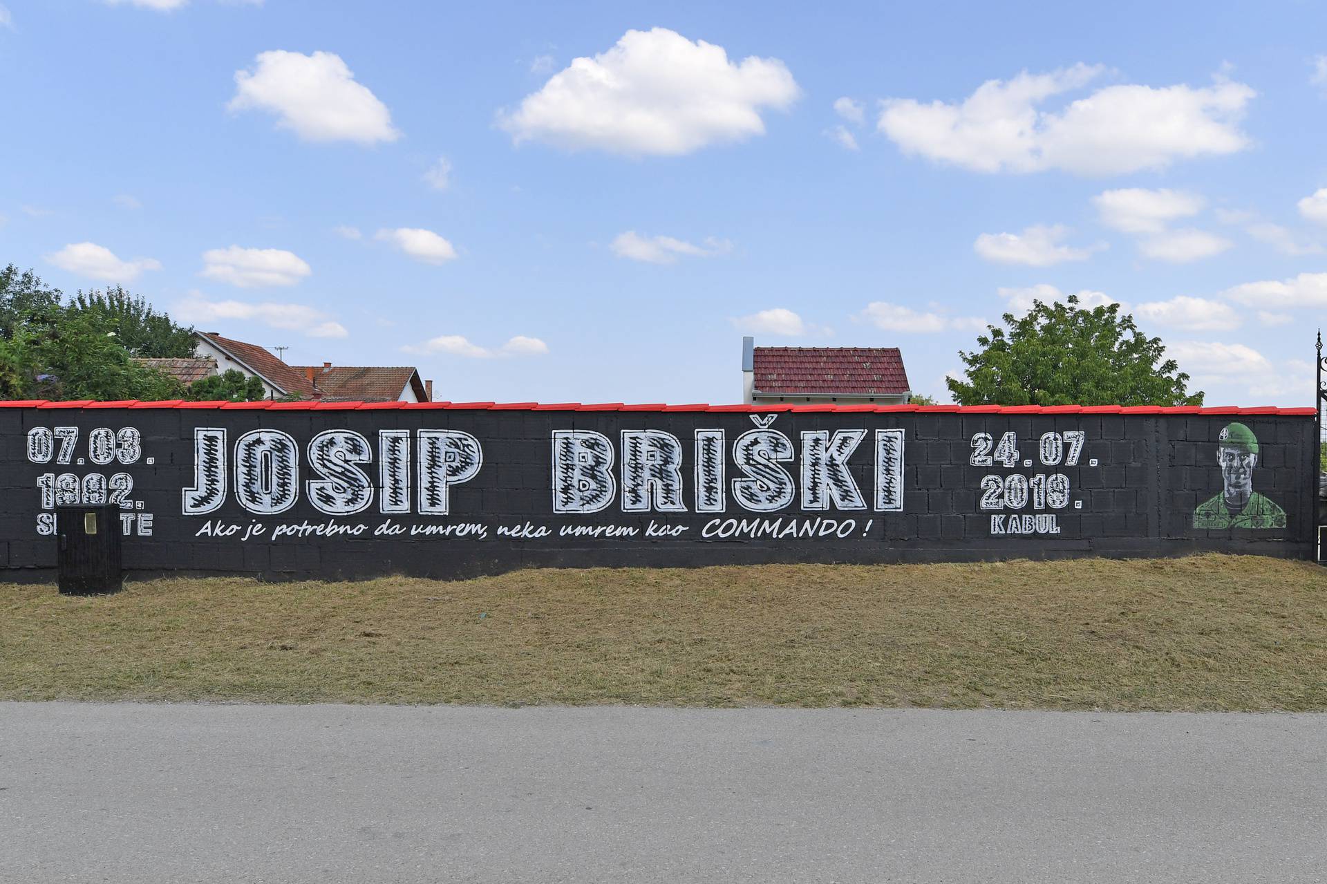 U spomen na poginulog Josipa Briškog  postaljeni su murali u   nekoliko hrvatskih gradova