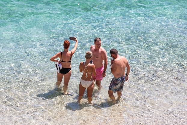 Dubrovnik: Gradske plaže već su pune kupača