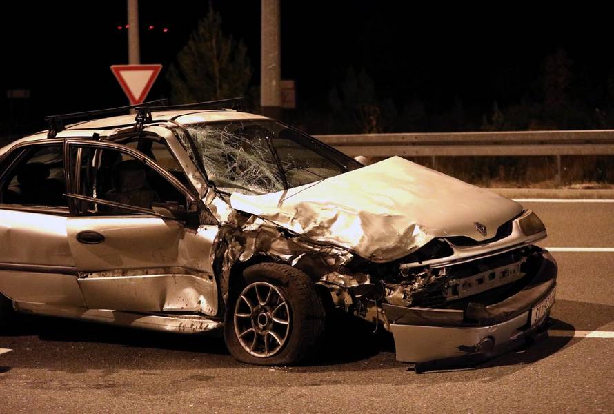 Tromilja: Jedna osoba prevezena u bolnicu nakon prometne nesreće dva automobila